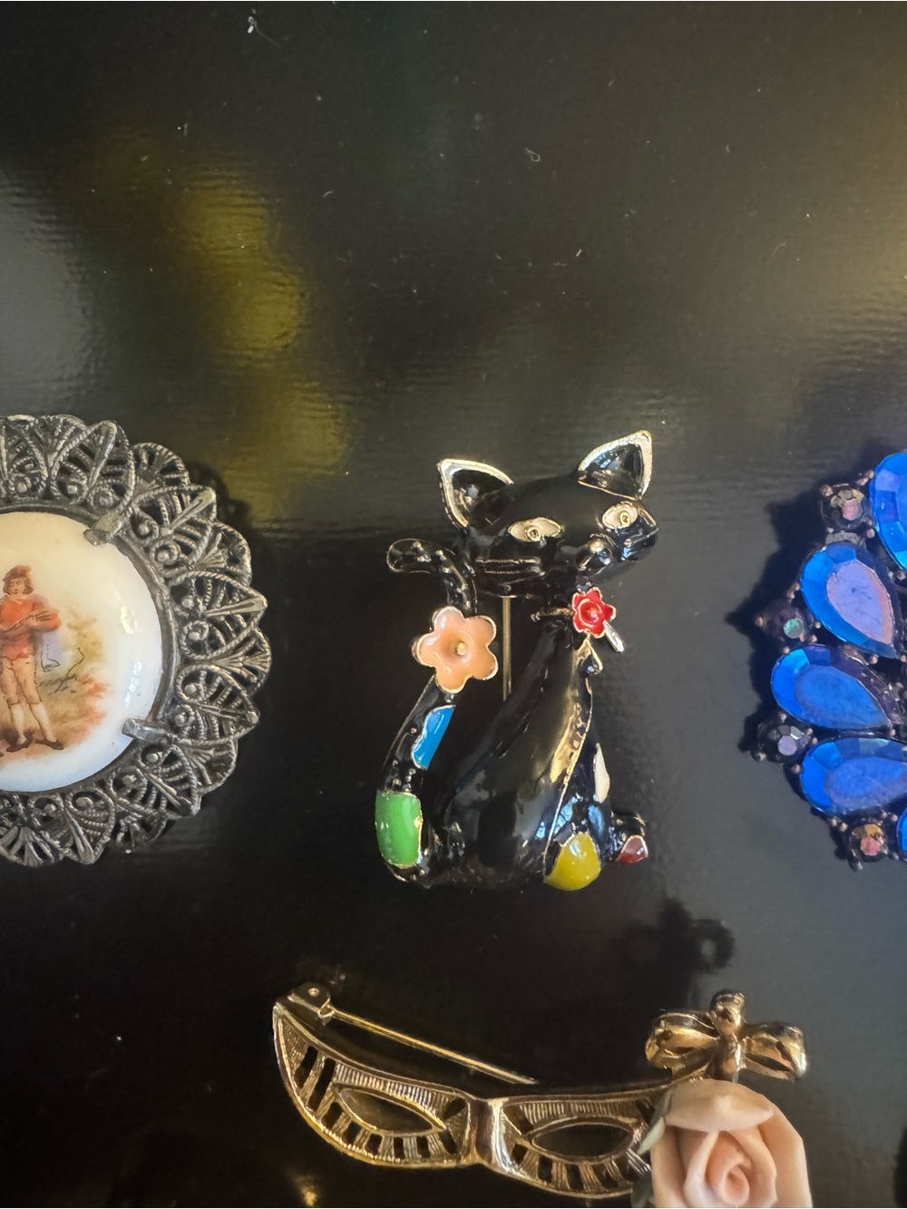 Vintage Brooch Lot – 9 Pieces – Rhinestone, Enamel, Porcelain, Statement Pins - Picture 10 of 16